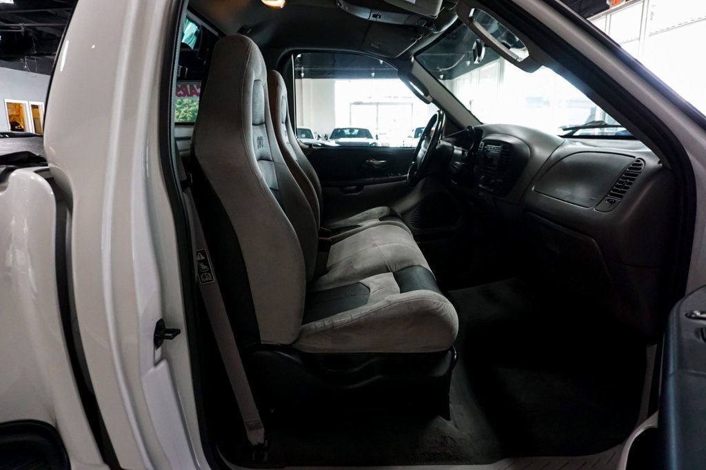 2003 Ford F-150 SVT Lightning photo 24
