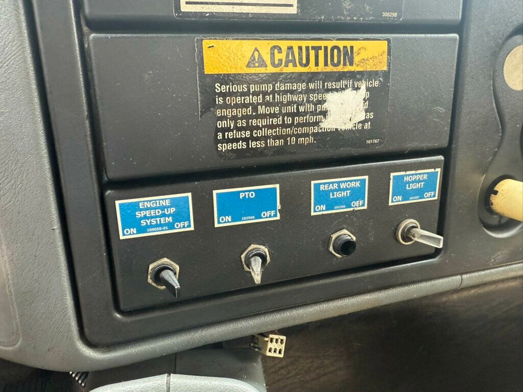 2003 International 4400 20 YARD REAR PACKER SINGLE AXLE GARBAGE TRUCK LOW MILES FINANCING AVAILABLE - 22842964 - 30