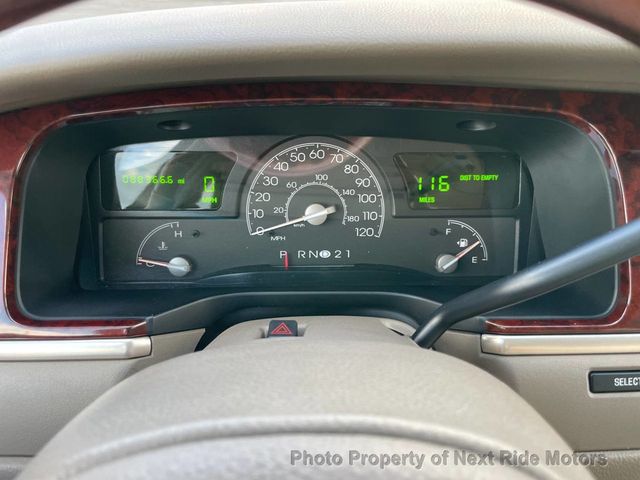 2003 Lincoln Town Car 2003 LINCOLN TOWN CAR SIGNATURE 4.6L V8 LOW MILES 615-730-9991 - 23067310 - 19
