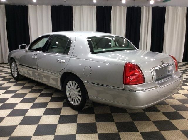 2003 Lincoln Town Car 4dr Sedan Executive - 21947351 - 3