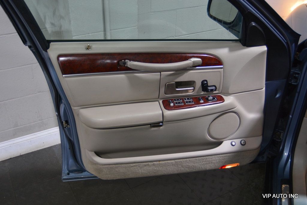 2003 Lincoln Town Car 4dr Sedan Executive - 21833711 - 14