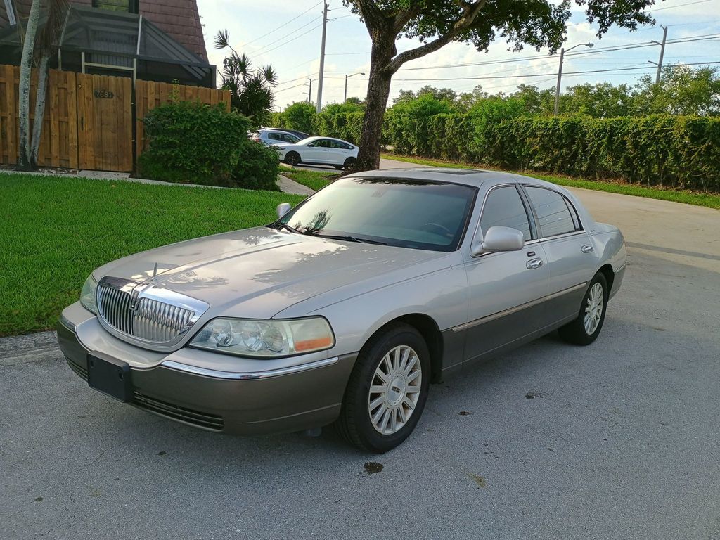2003 Lincoln Town Car 4dr Sedan Signature Clean Title Florida car - 23043028 - 0