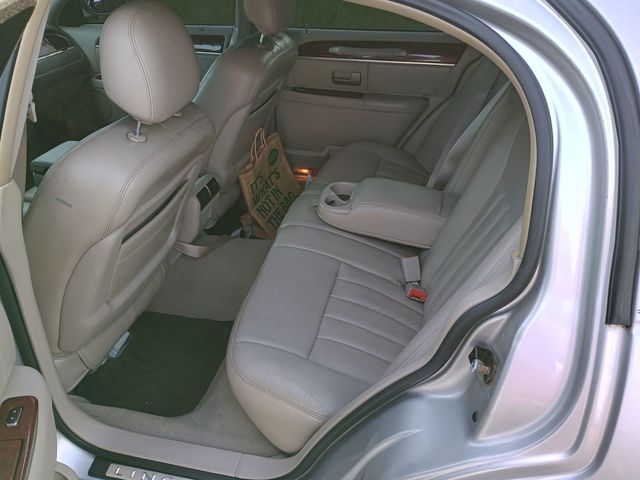 2003 Lincoln Town Car 4dr Sedan Signature Clean Title Florida car - 23043028 - 13
