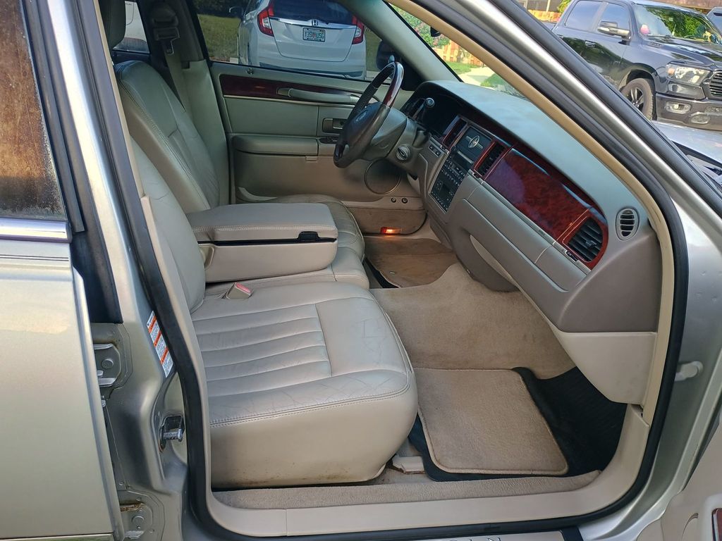 2003 Lincoln Town Car 4dr Sedan Signature Clean Title Florida car - 23043028 - 16