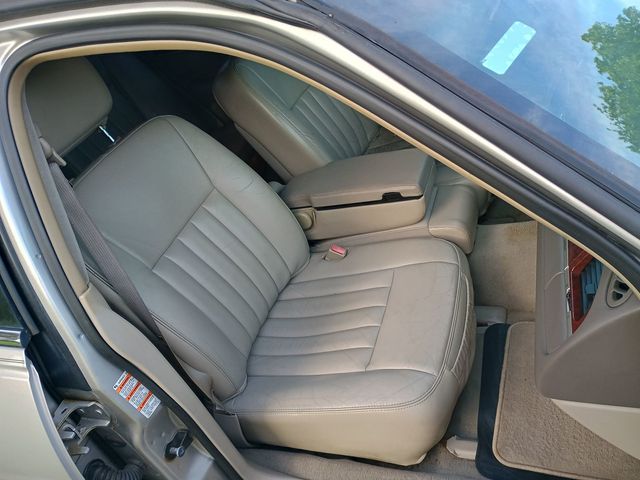 2003 Lincoln Town Car 4dr Sedan Signature Clean Title Florida car - 23043028 - 17
