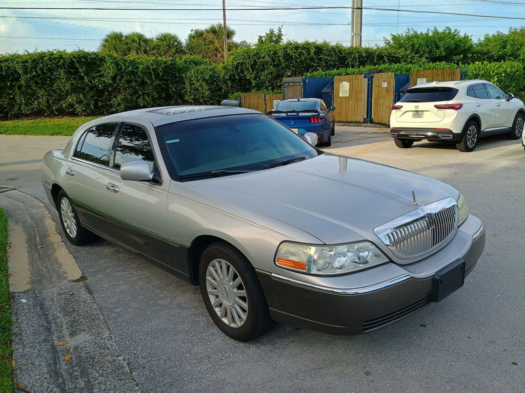 2003 Lincoln Town Car 4dr Sedan Signature Clean Title Florida car - 23043028 - 1