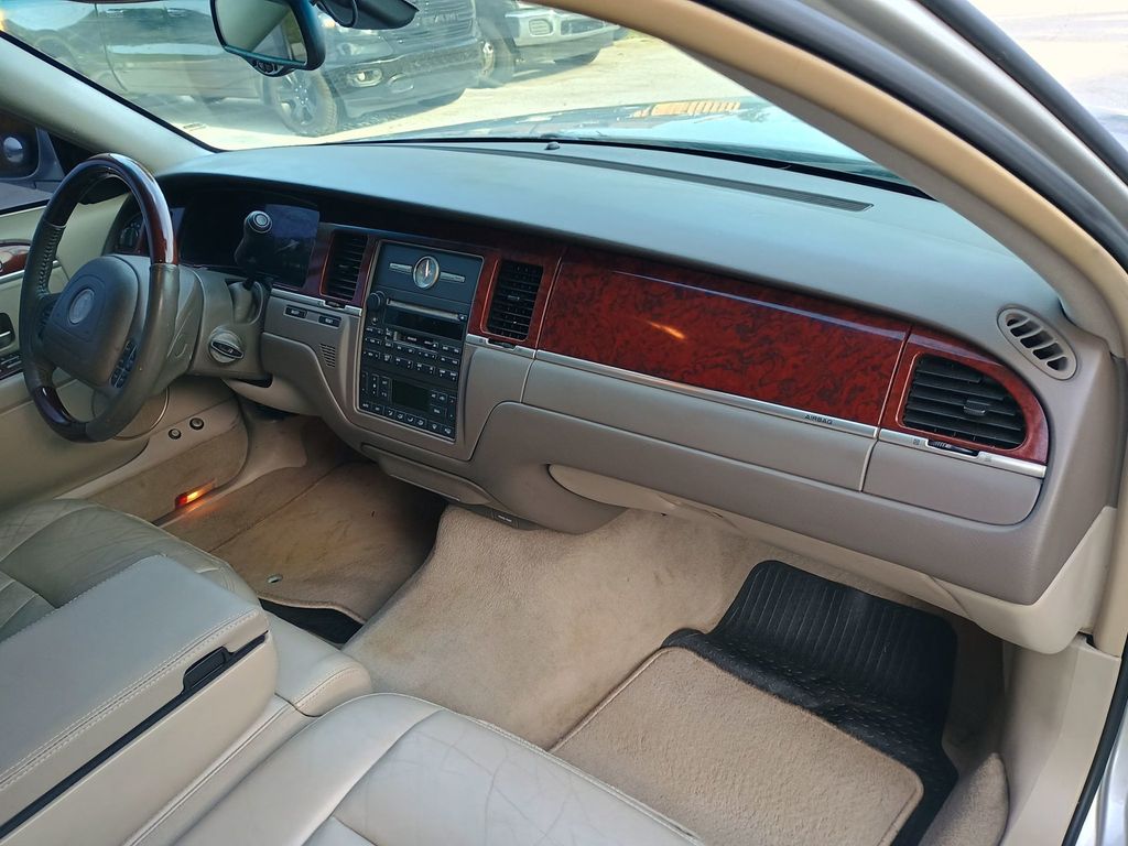 2003 Lincoln Town Car 4dr Sedan Signature Clean Title Florida car - 23043028 - 19
