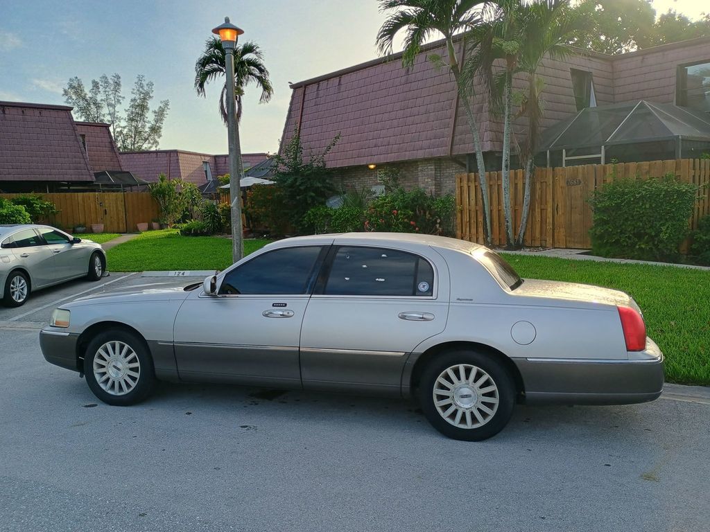 2003 Lincoln Town Car 4dr Sedan Signature Clean Title Florida car - 23043028 - 3