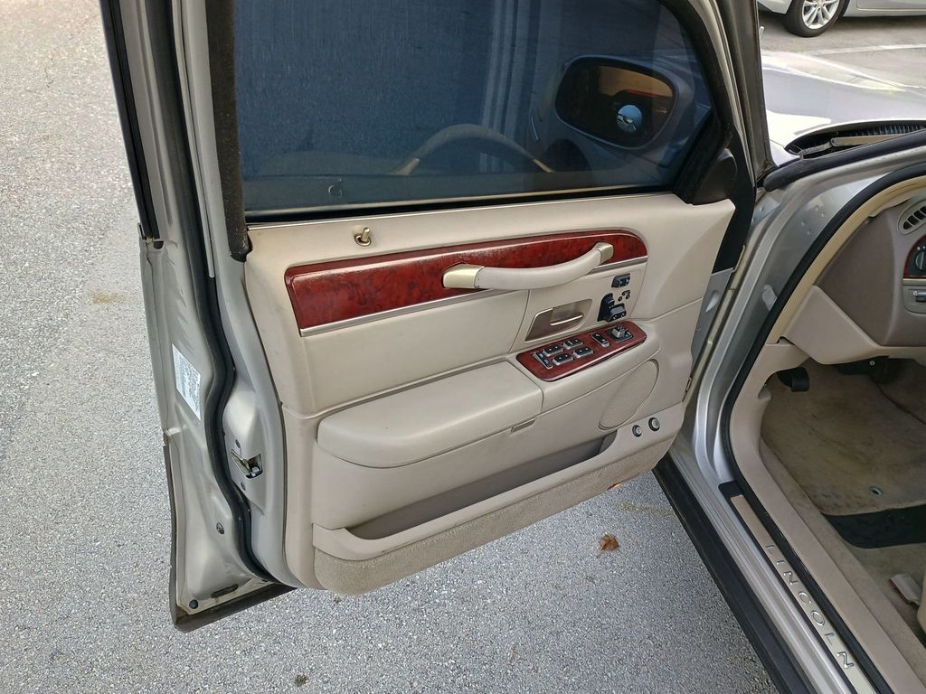 2003 Lincoln Town Car 4dr Sedan Signature Clean Title Florida car - 23043028 - 5