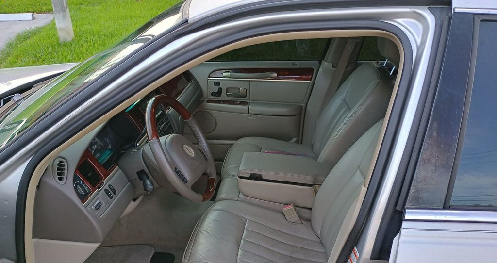 2003 Lincoln Town Car 4dr Sedan Signature Clean Title Florida car - 23043028 - 6