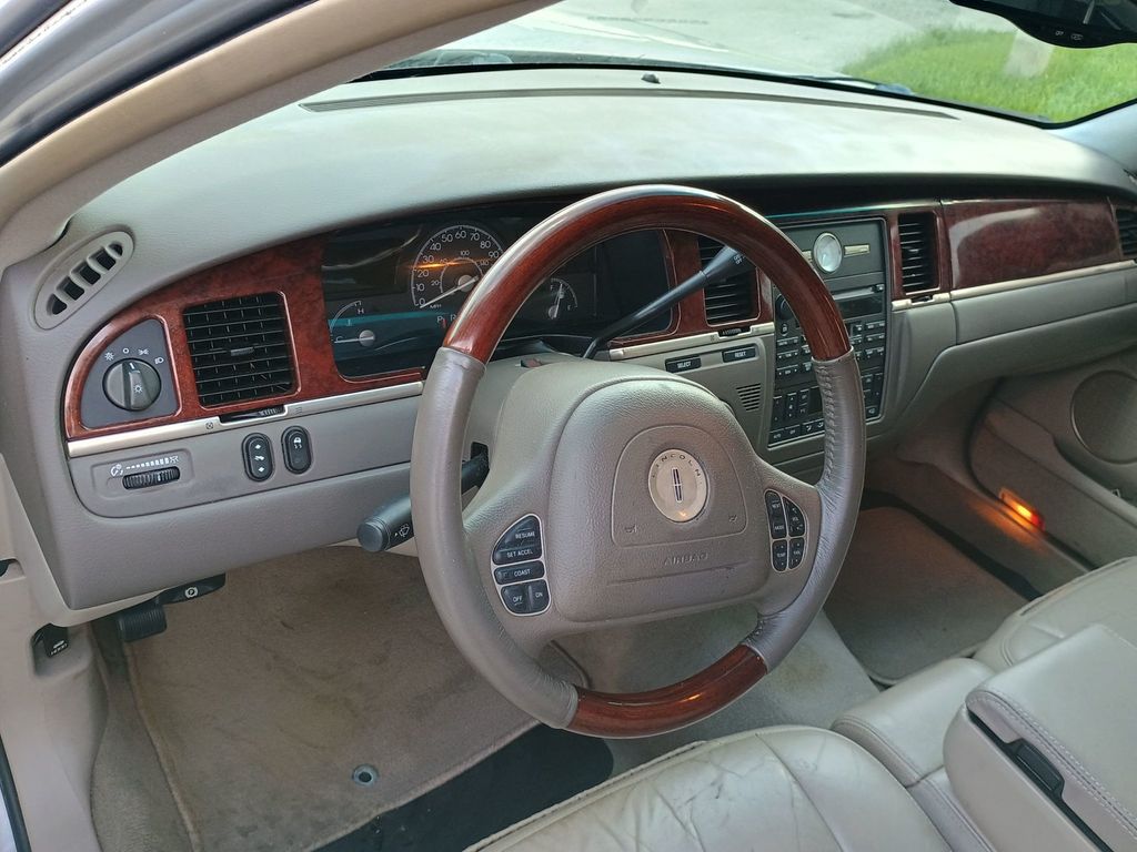 2003 Lincoln Town Car 4dr Sedan Signature Clean Title Florida car - 23043028 - 7