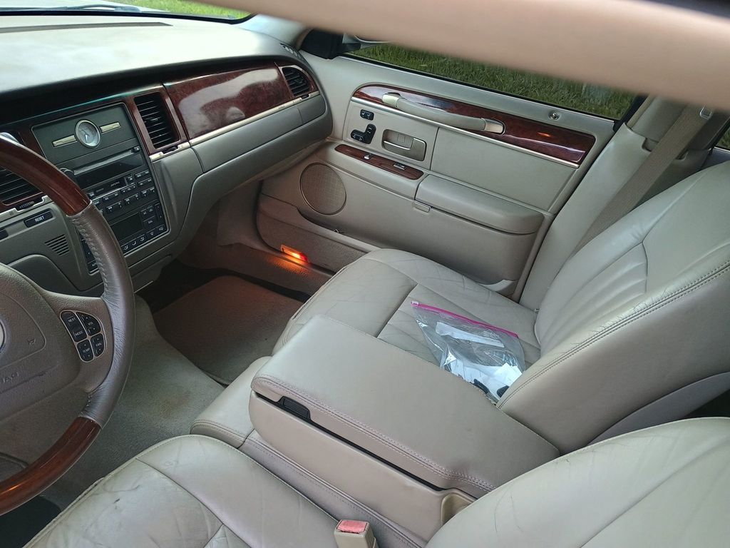 2003 Lincoln Town Car 4dr Sedan Signature Clean Title Florida car - 23043028 - 8
