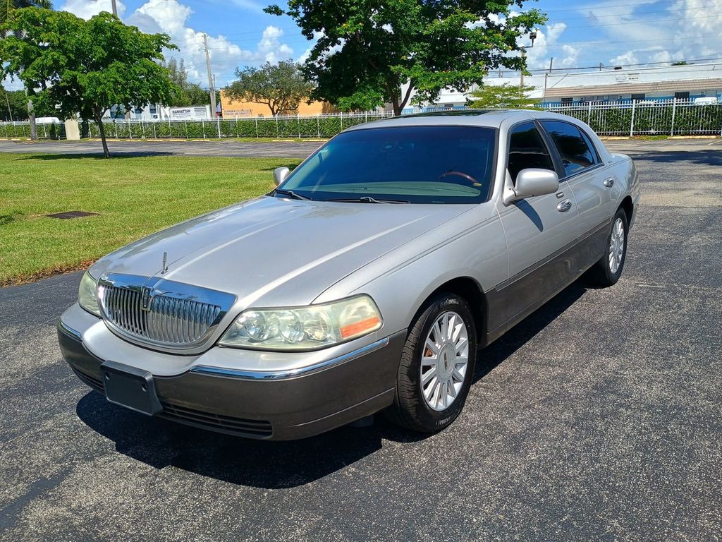 2003 Lincoln Town Car 4dr Sedan Signature Florida Car - 23043028 - 0