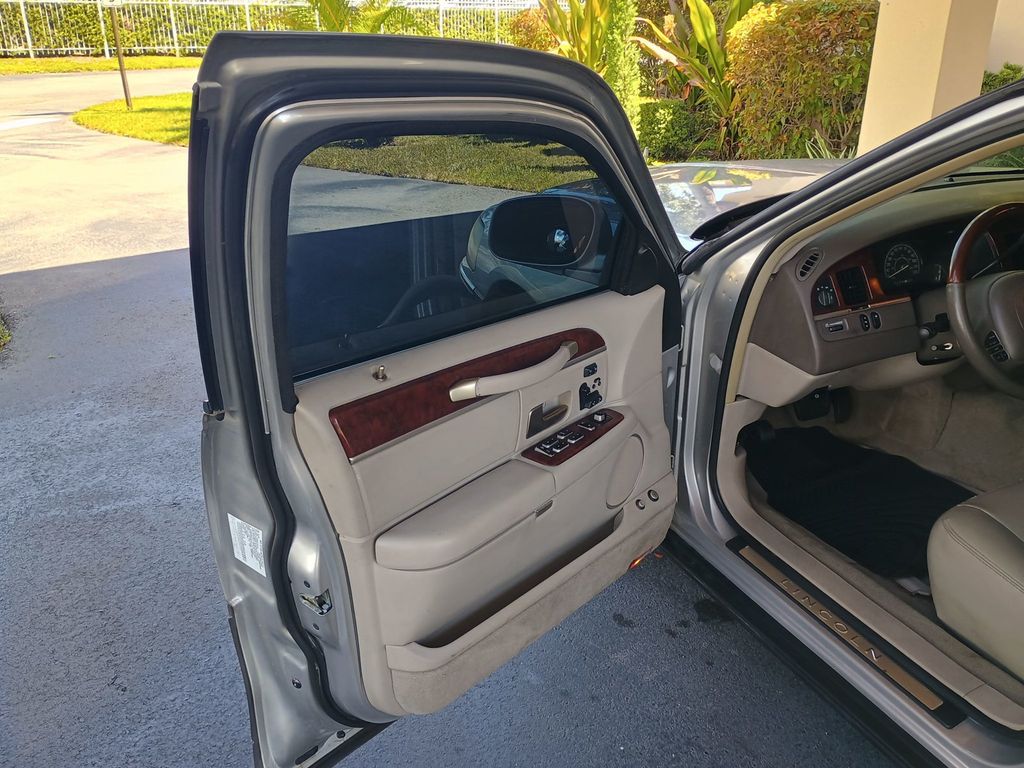 2003 Lincoln Town Car 4dr Sedan Signature Florida Car - 23043028 - 12