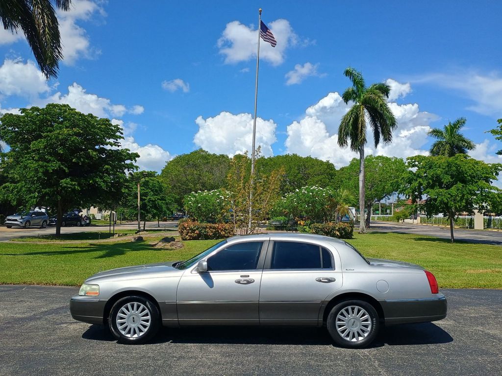 2003 Lincoln Town Car 4dr Sedan Signature Florida Car - 23043028 - 1