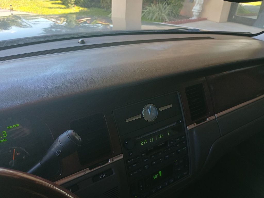 2003 Lincoln Town Car 4dr Sedan Signature Florida Car - 23043028 - 24