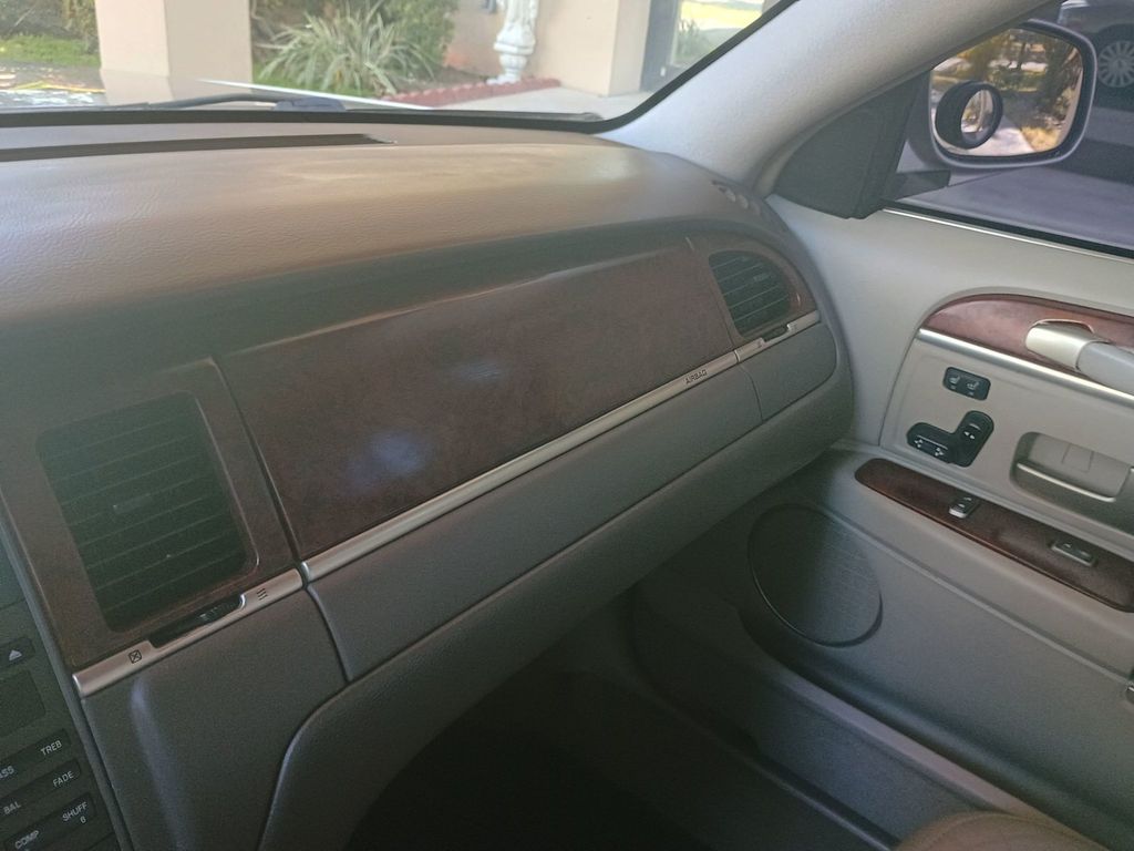 2003 Lincoln Town Car 4dr Sedan Signature Florida Car - 23043028 - 25