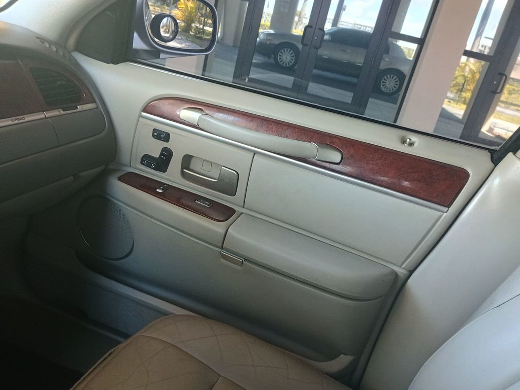 2003 Lincoln Town Car 4dr Sedan Signature Florida Car - 23043028 - 26