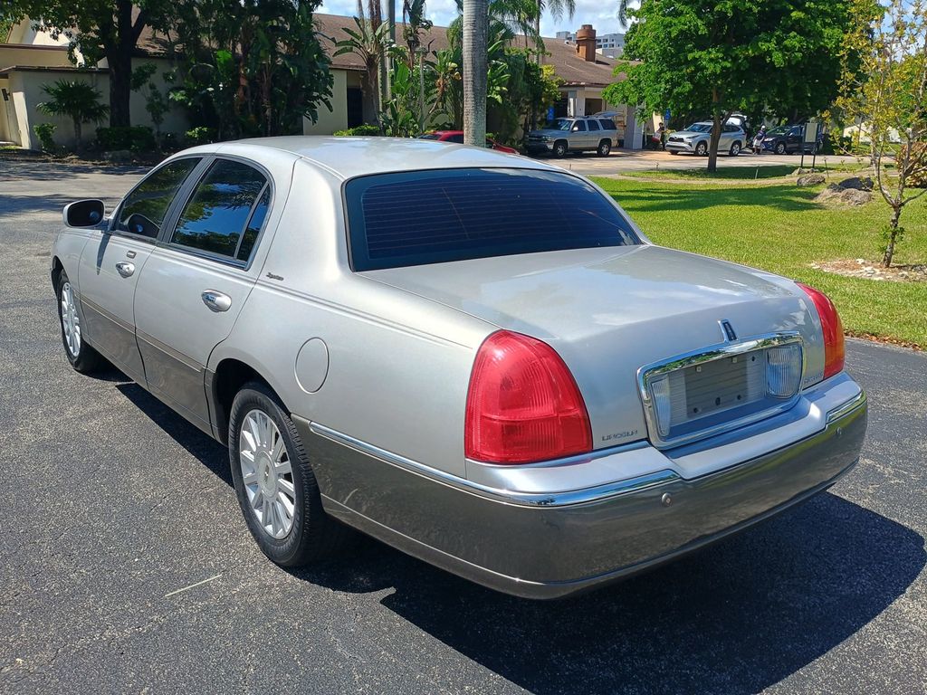 2003 Lincoln Town Car 4dr Sedan Signature Florida Car - 23043028 - 2