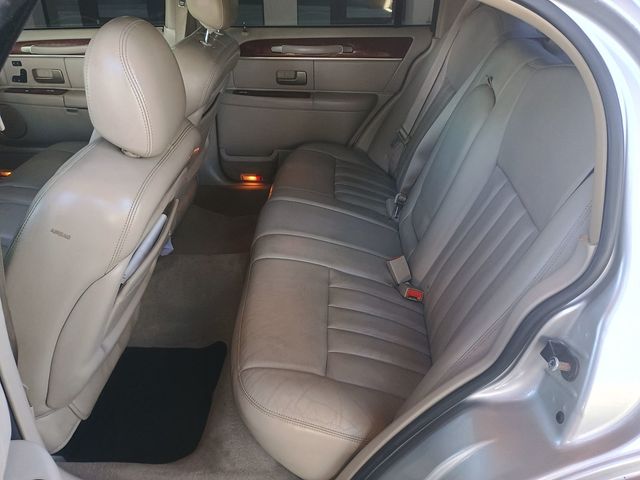 2003 Lincoln Town Car 4dr Sedan Signature Florida Car - 23043028 - 30