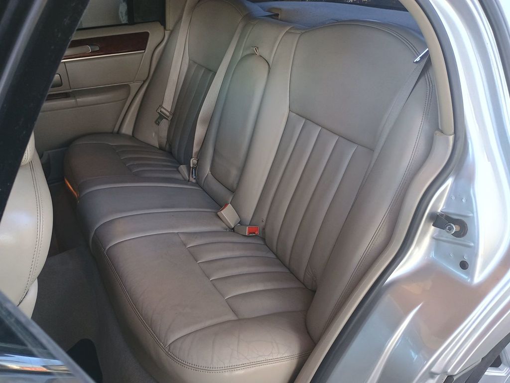 2003 Lincoln Town Car 4dr Sedan Signature Florida Car - 23043028 - 31