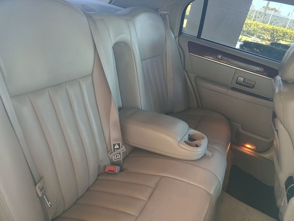 2003 Lincoln Town Car 4dr Sedan Signature Florida Car - 23043028 - 37