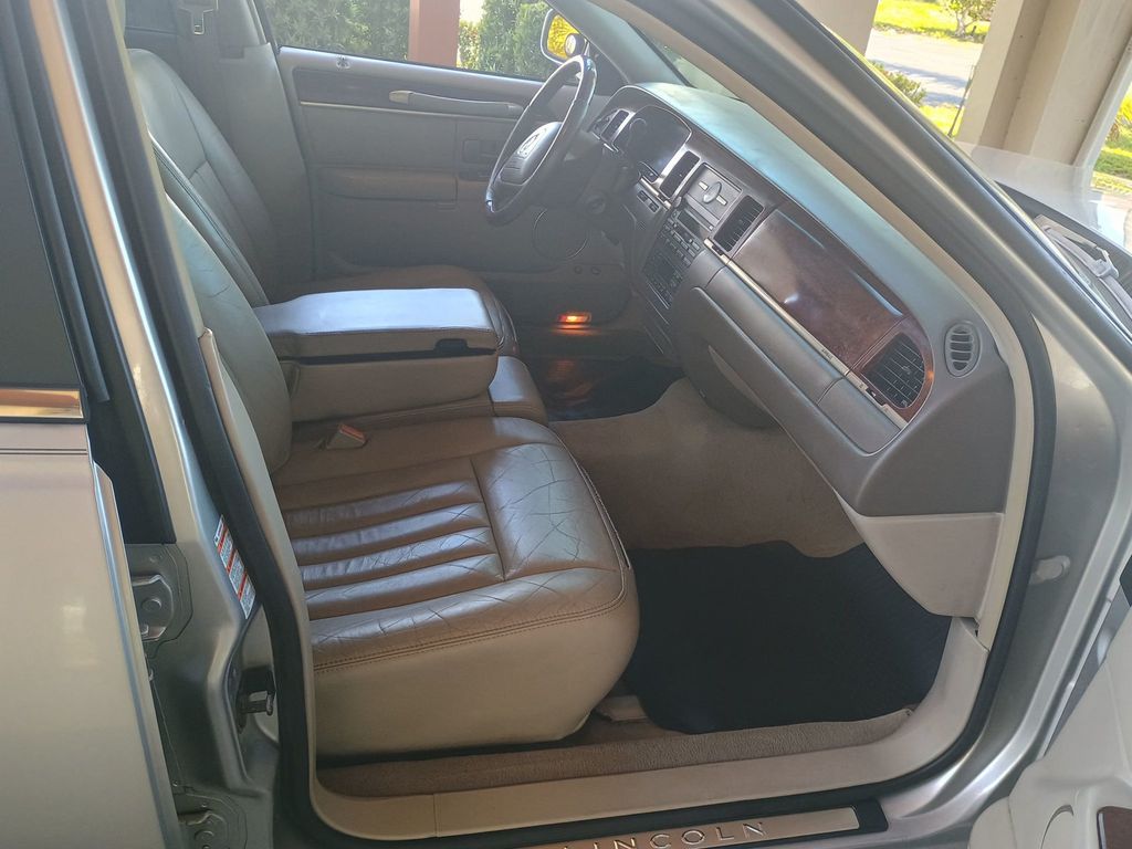 2003 Lincoln Town Car 4dr Sedan Signature Florida Car - 23043028 - 38
