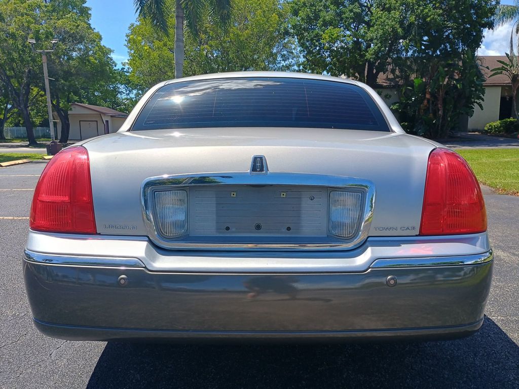 2003 Lincoln Town Car 4dr Sedan Signature Florida Car - 23043028 - 3
