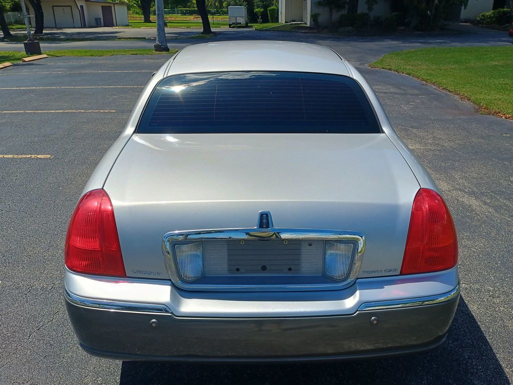 2003 Lincoln Town Car 4dr Sedan Signature Florida Car - 23043028 - 4