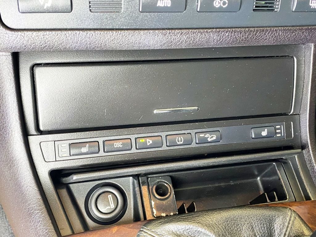 2004 BMW 3 Series 330xi - 22903619 - 25