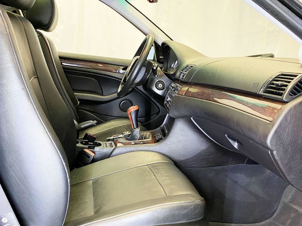 2004 BMW 3 Series 330xi - 22903619 - 32