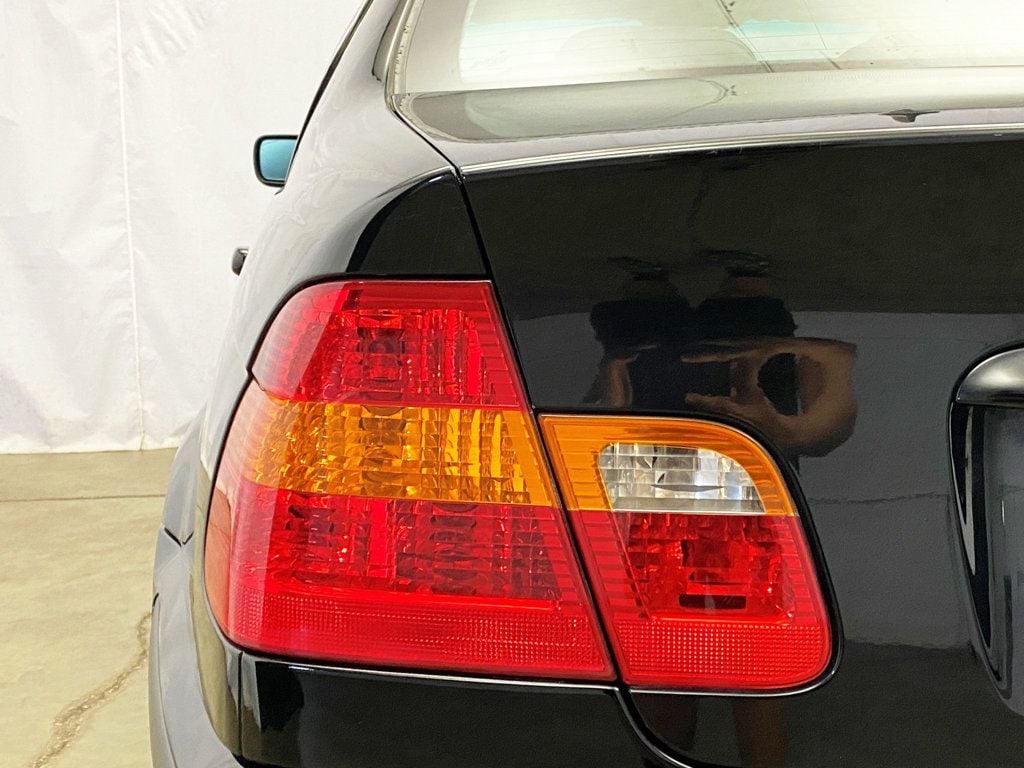 2004 BMW 3 Series 330xi - 22903619 - 4