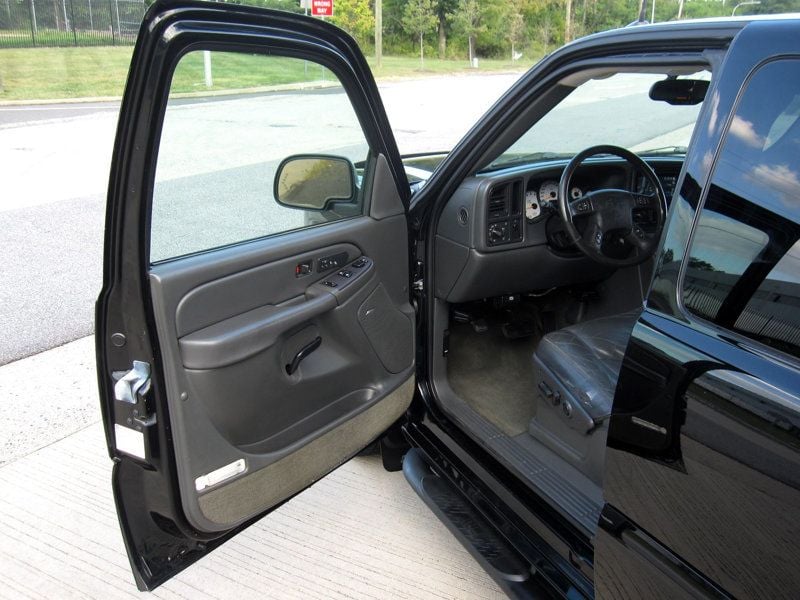 2004 Chevrolet Silverado SS photo 17