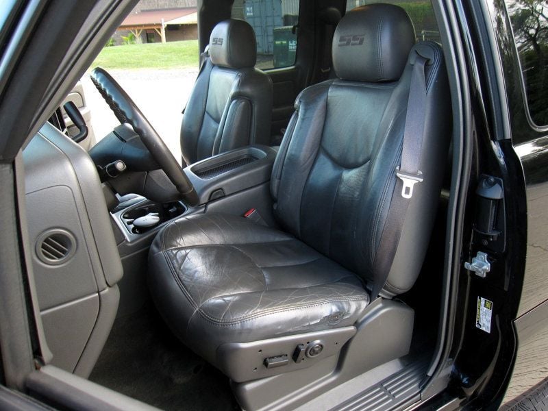 2004 Chevrolet Silverado SS photo 19