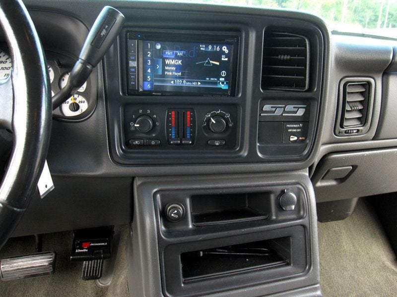 2004 Chevrolet Silverado SS photo 23