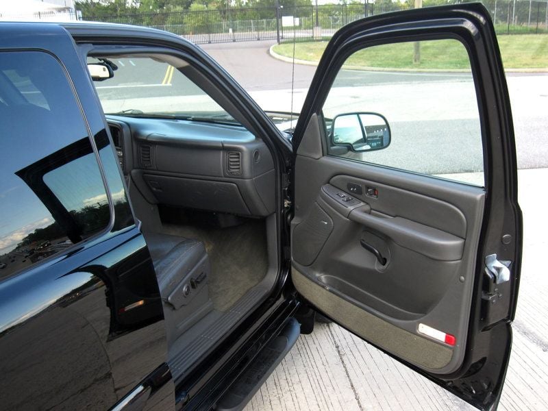 2004 Chevrolet Silverado SS photo 24