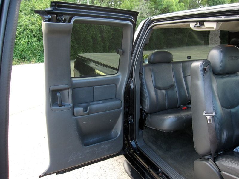 2004 Chevrolet Silverado SS photo 28