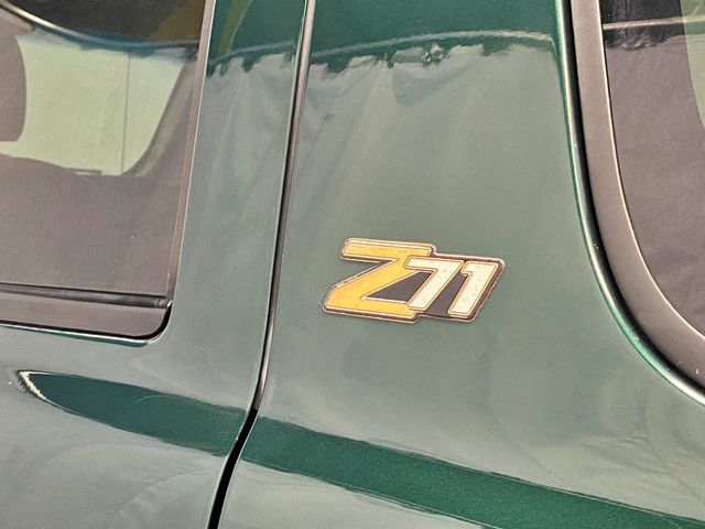 2004 Chevrolet Suburban 4dr 1500 4WD Z71 - 23011286 - 4