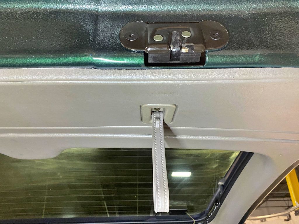 2004 Chevrolet Suburban 4dr 1500 4WD Z71 - 23011286 - 61