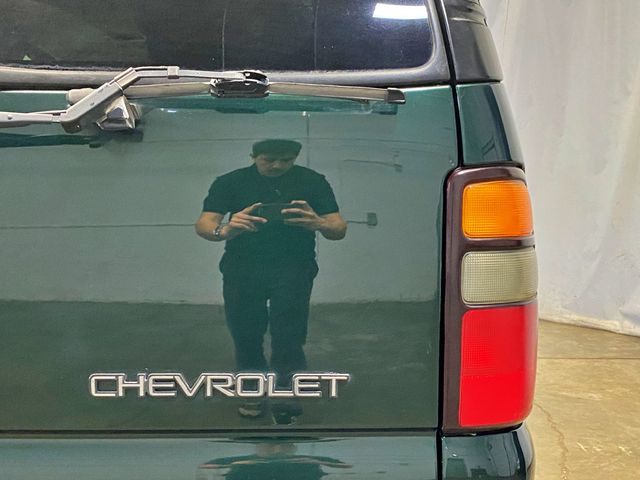 2004 Chevrolet Suburban 4dr 1500 4WD Z71 - 23011286 - 8
