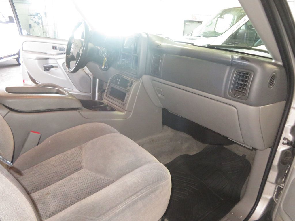 2004 Chevrolet Suburban 4X4 CHEVY SUBURBAN EXTRA CLEAN 2 OWNER AZ TRUCK 4X4 8 SEATER  - 23062362 - 33