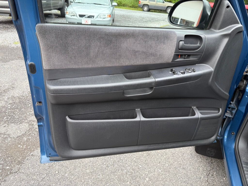 2004 Dodge Dakota Club Cab photo 16