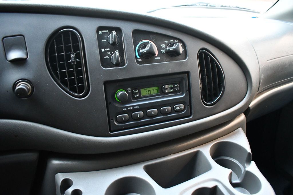 2004 Ford E-350 photo 11