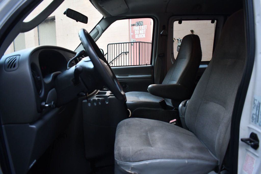 2004 Ford E-350 photo 12