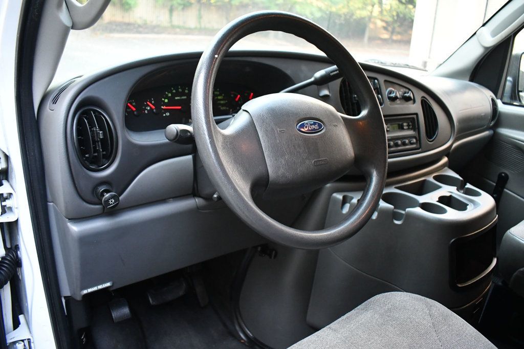 2004 Ford E-350 photo 13