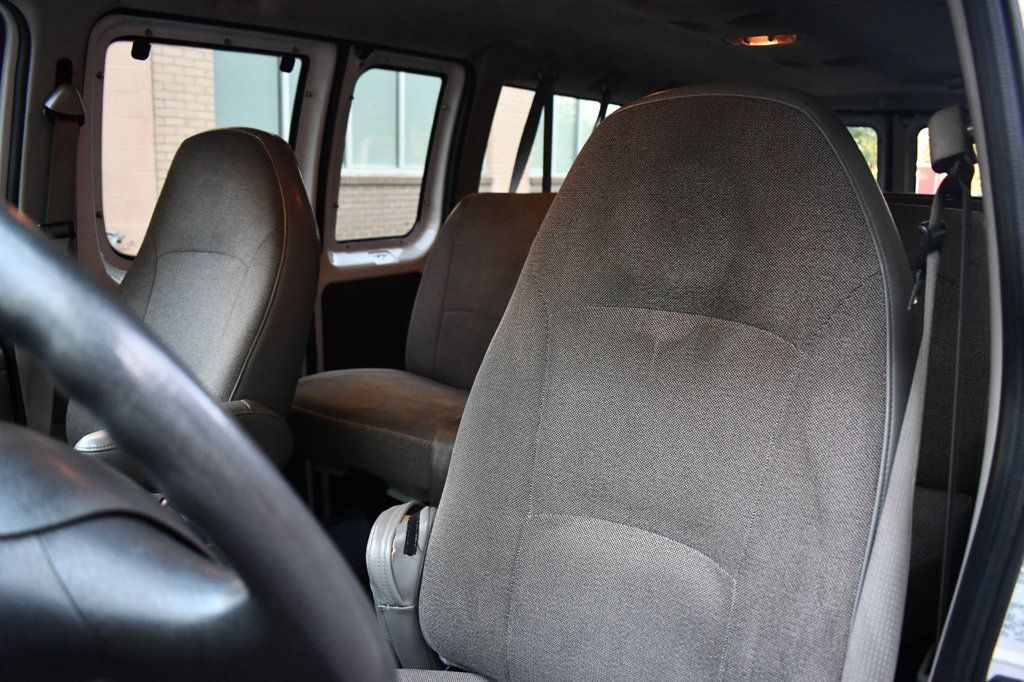 2004 Ford E-350 photo 14