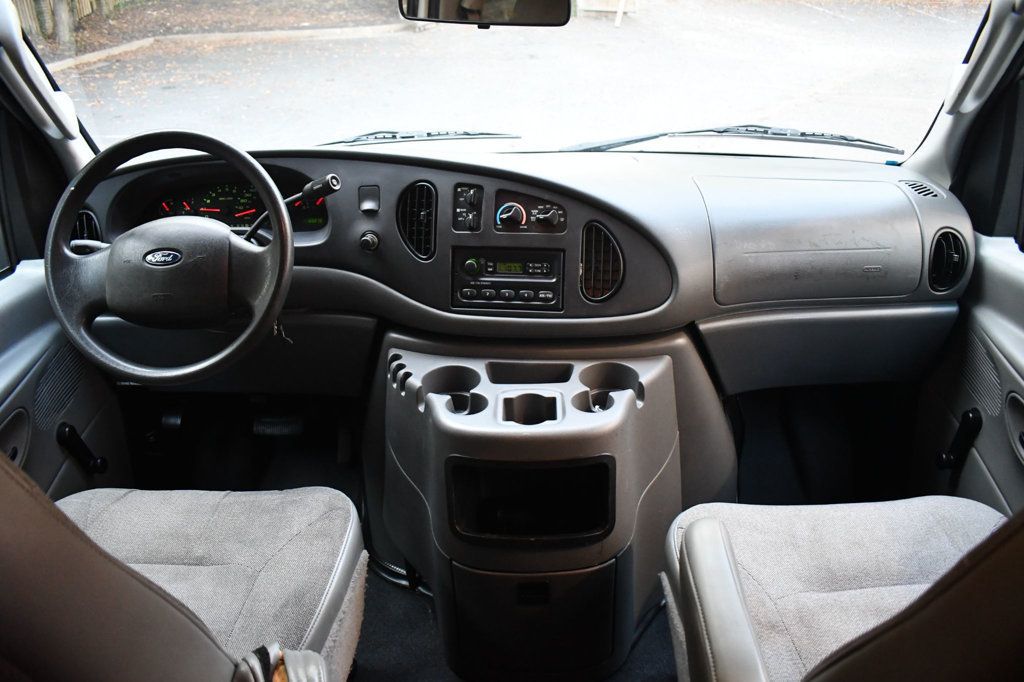 2004 Ford E-350 photo 15
