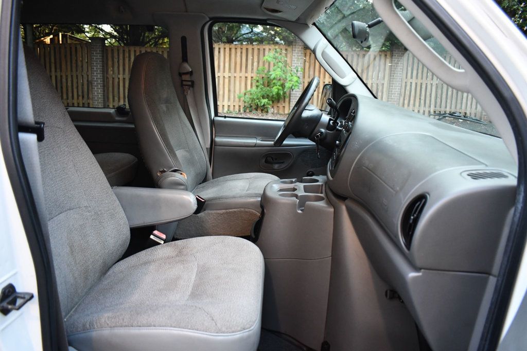 2004 Ford E-350 photo 16