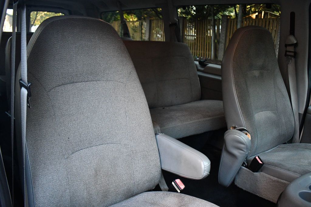 2004 Ford E-350 photo 17