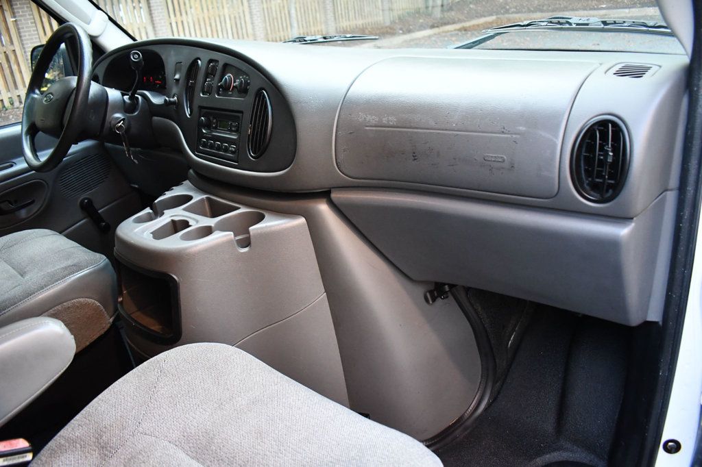 2004 Ford E-350 photo 18